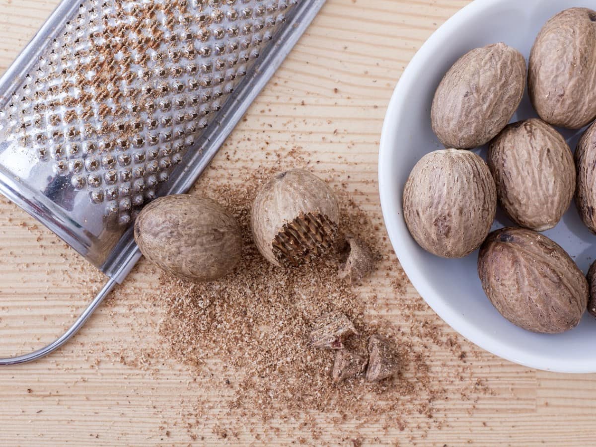 Nutmeg Benefits and Uses- जायफल के फायदे, औषधीय गुण, लाभ और नुकसान